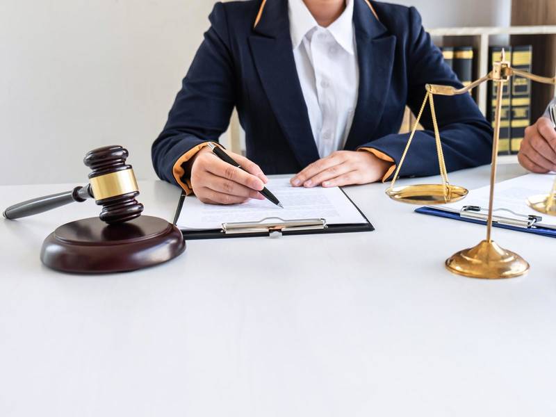 上海工伤认定律师视角下交警判同等责任与工伤认定的关系